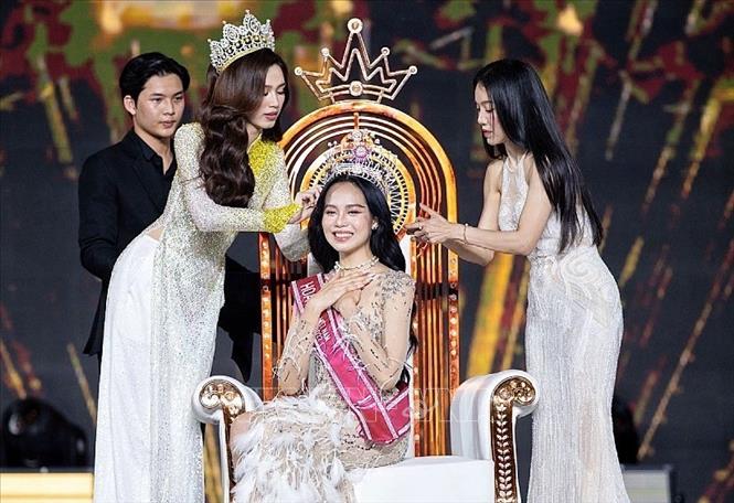 Khoảnh khắc Hoa hậu Việt Nam 2020 Đỗ Thị Hà trao vương miện cho người kế nhiệm Huỳnh Thị Thanh Thuỷ. Ảnh: Thu Hương - TTXVN