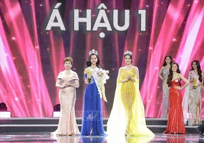 Ban tổ chức trao danh hiệu Á hậu 1 cho người đẹp Trịnh Thuỳ Linh. Ảnh: Thu Hương - TTXVN