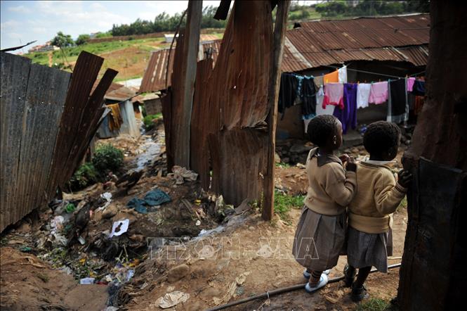(tư liệu) Trẻ em sống trong những ngôi nhà tại khu ổ chuột ở Kibera, Kenya. Ảnh: AFP/TTXVN