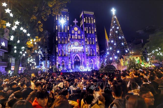 Hà Nội đón Giáng sinh 2022: Sắp đến mùa lễ hội Giáng sinh rồi, cùng xem những hình ảnh tuyệt đẹp về Hà Nội đón chào ngày lễ này với các hoạt động đặc sắc, các kiến trúc lộng lẫy cũng như nhiều không khí rộn ràng.
