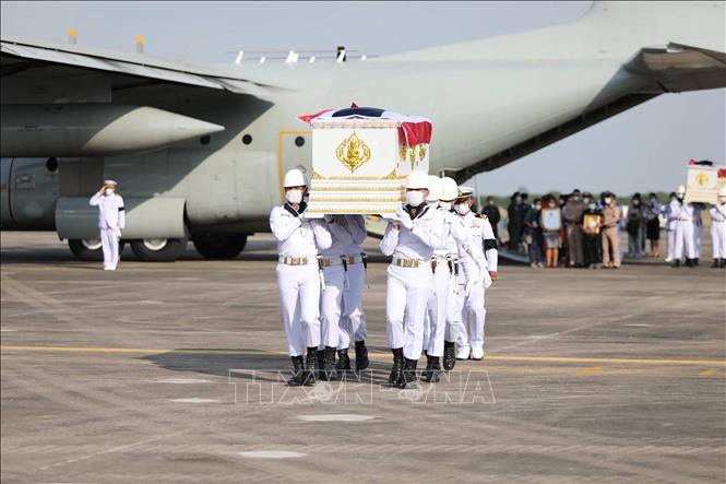Chuyển thi thể các thủy thủ thiệt mạng trong vụ chìm  tàu hộ vệ lớp Ratanakosin HTMS Sukhothai tại tỉnh  Rayong, Thái Lan, ngày 22/12/2022. Ảnh: AFP/TTXVN