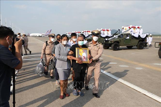 Người thân của các thủy thủ thiệt mạng trong vụ chìm tàu HTMS Sukhothai mang ảnh người thân tại  tỉnh  Rayong, Thái Lan, ngày 22/12/2022. Ảnh: AFP/TTXVN