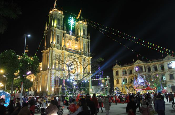 Nhà thờ giáo xứ Hoàng Xá, xã Nguyên Xá, huyện Vũ Thư trong đêm Giáng sinh 2022. Ảnh: Thế Duyệt - TTXVN 