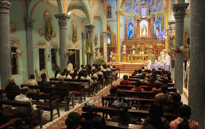 Người dân làm lễ tại nhà thờ giáo họ An Lão, xã Song An, huyện Vũ Thư. Ảnh: Thế Duyệt - TTXVN 