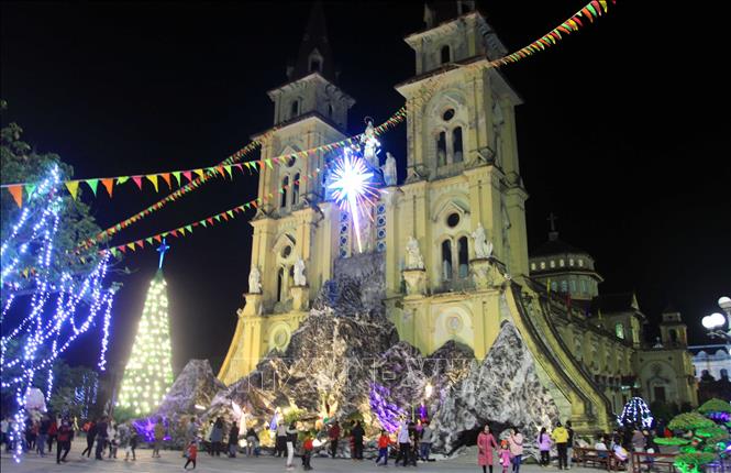 Nhà thờ giáo xứ Bồng Tiên, xã Vũ Tiến, huyện Vũ Thư trong đêm Giáng sinh 2022. Ảnh: Thế Duyệt - TTXVN 