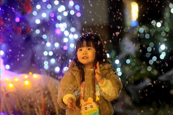 Không khí vui tươi, ấm áp trong đêm Giáng sinh 2022 tại Thái Bình. Ảnh: Thế Duyệt - TTXVN 