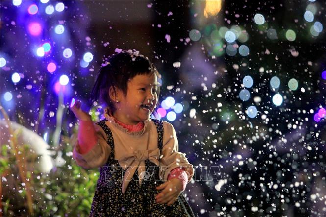 Trẻ em tại giáo xứ Hoàng Xá, xã Nguyên Xá, huyện Vũ Thư hân hoan trong đêm Giáng sinh 2022. Ảnh: Thế Duyệt - TTXVN 