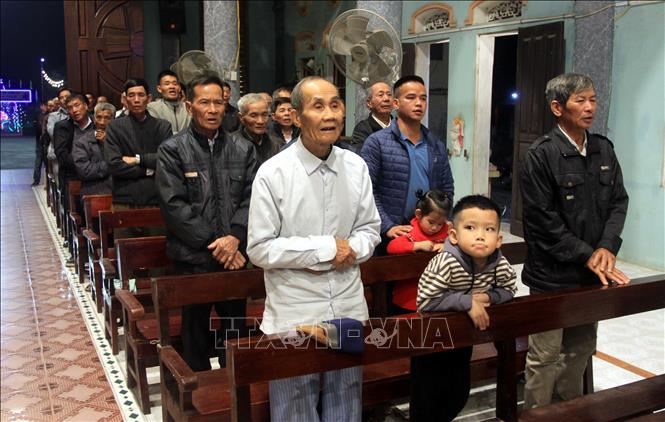 Người dân làm lễ tại nhà thờ giáo họ An Lão, xã Song An, huyện Vũ Thư. Ảnh: Thế Duyệt - TTXVN 