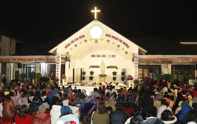Người dân thị xã Sa Pa (Lào Cai) cùng đông đảo khách du lịch đón Giáng sinh tại Nhà thờ đá. Ảnh: Quốc Khánh - TTXVN