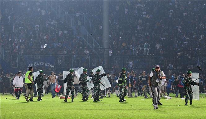 Lực lượng an ninh Indonesia được triển khai lập lại trật tự trong vụ bạo loạn của các cổ động viên hai đội Arema FC và Persebaya Surabaya, trong trận đấu giải BRI Liga 1, trên sân Kanjuruhan ở Malang, Đông Java ngày 1/10/2022. Ảnh: AFP/TTXVN