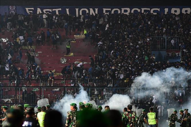 Hiện trường vụ bạo loạn giữa các cổ động viên hai đội Arema FC và Persebaya Surabaya, trong trận đấu giải BRI Liga 1, trên sân Kanjuruhan ở Malang, Đông Java, Indonesia tối 1/10/2022. Ảnh: AFP/TTXVN