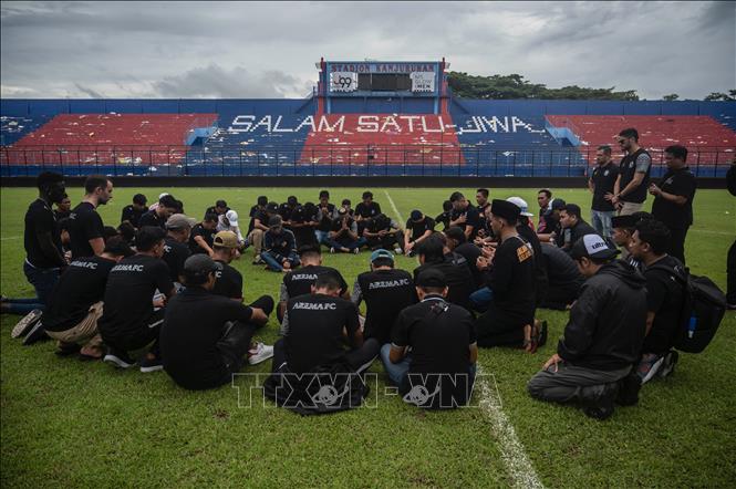 Các thành viên CLB Arema FC tưởng niệm các nạn nhân thiệt mạng trong vụ bạo loạn của cổ động viên trên sân cỏ Kanjuruhan ở Malang, Đông Java, Indonesia, ngày 3/10/2022. Ảnh: AFP/TTXVN