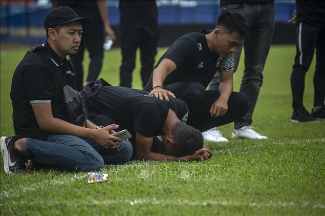 Các thành viên CLB Arema FC tưởng niệm các nạn nhân thiệt mạng trong vụ bạo loạn của cổ động viên trên sân cỏ Kanjuruhan ở Malang, Đông Java, Indonesia, ngày 3/10/2022. Ảnh: AFP/TTXVN