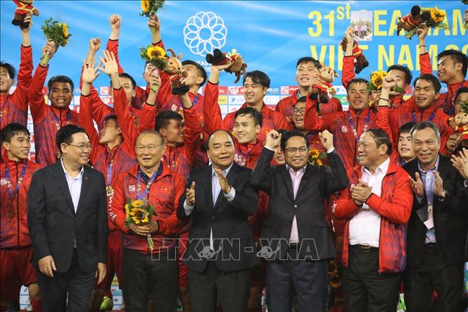 President Nguyen Xuan Phuc, Prime Minister Pham Minh Chinh and National Assembly Chairman Vuong Dinh Hue join celebrations of the Vietnamese U23 football team as they win the gold medal at the 31st Southeast Asian Games. VNA Photo