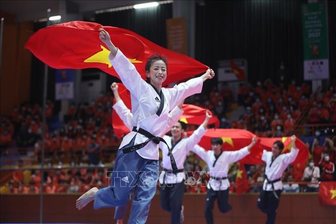 Vietnamese Teakwondo team celebrate their victory as they win the gold medal at the 31st Southeast Asian Games. VNA Photo