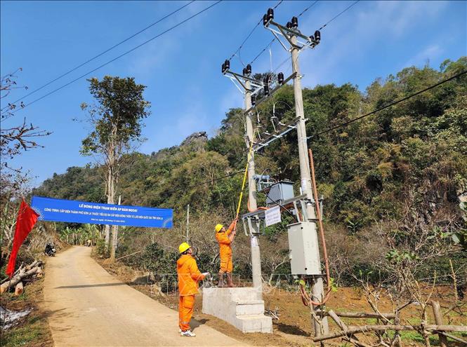 Công nhân Điện lực Sơn La đóng điện Trạm biến áp bản Ngoại, xã Chiềng Cọ, thành phố Sơn La. Ảnh: TTXVN phát