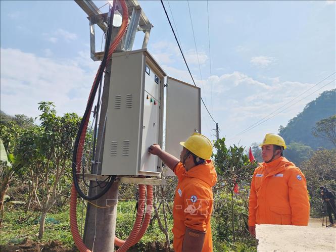 Công nhân Điện lực Sơn La đóng điện Trạm biến áp bản Ngoại, xã Chiềng Cọ, thành phố Sơn La. Ảnh: TTXVN phát