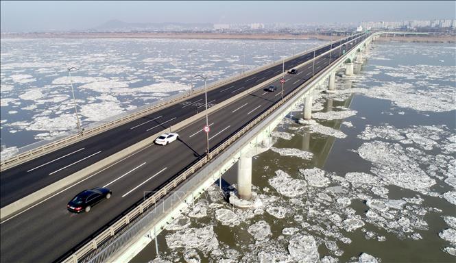 Trong ảnh: Sông Hàn đóng băng trong thời tiết giá lạnh tại khu vực Gimpo, tỉnh Gyeonggi, Hàn Quốc, ngày 25/12/2022. Ảnh: Yonhap/ TTXVN
