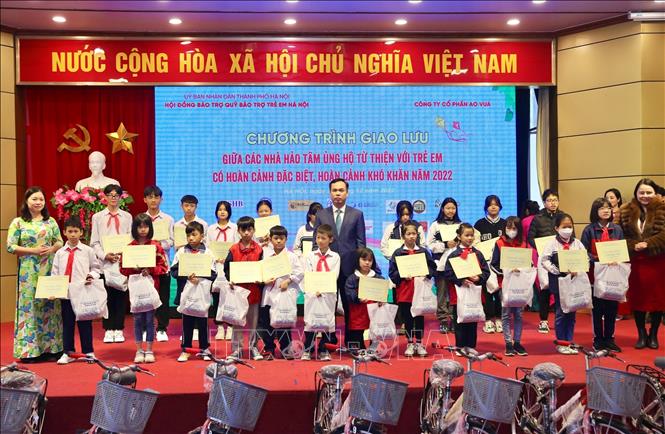 Trao học bổng, quà tặng cho các em có hoàn cảnh đặc biệt, hoàn cảnh khó khăn. Ảnh: Hoàng Hiếu - TTXVN 