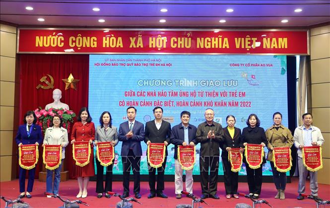 Đại diện phòng Lao động các huyện, thị xã, các cơ sở bảo trợ xã hội nhận Cờ lưu niệm. Ảnh: Hoàng Hiếu - TTXVN 