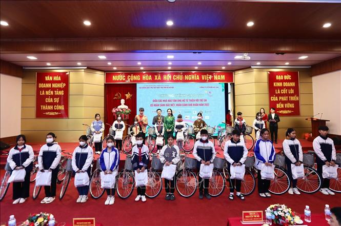 Trao quà tặng cho các em có hoàn cảnh đặc biệt, hoàn cảnh khó khăn. Ảnh: Hoàng Hiếu - TTXVN 