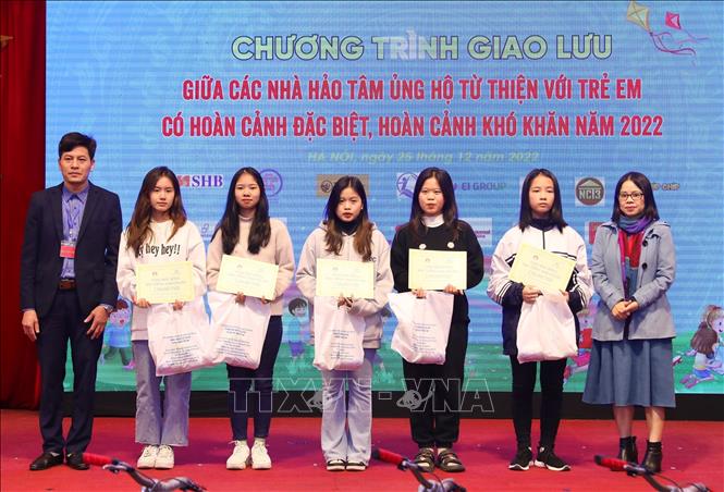 Học sinh lớp học Tỏa sáng nhận học bổng tiếng Anh của 5 cơ sở bảo trợ xã hội. Ảnh: Hoàng Hiếu - TTXVN 