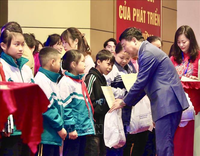 Phó Chủ tịch Mặt trận tổ quốc Thành phố Hà Nội Phạm Anh Tuấn trao quà và học bổng cho các em có hoàn cảnh đặc biệt, hoàn cảnh khó khăn. Ảnh: Hoàng Hiếu - TTXVN