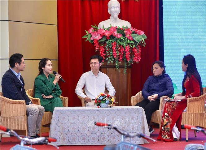 Giao lưu với các mạnh thường quân nhiều năm làm thiện nguyện giao tại Chương trình. Ảnh: Hoàng Hiếu - TTXVN