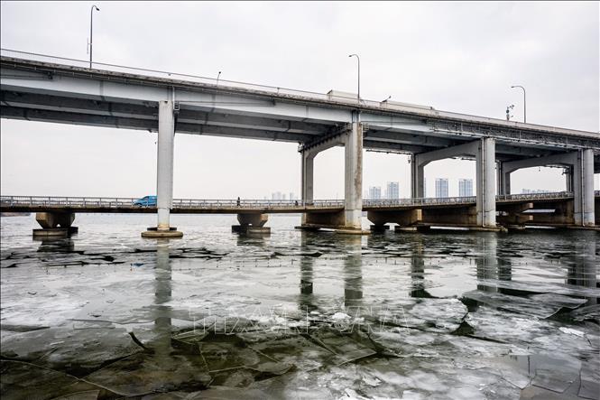 Trong ảnh (tư liệu): Sông Hàn đóng băng trong thời tiết giá lạnh tại Seoul, Hàn Quốc. Ảnh: AFP/ TTXVN