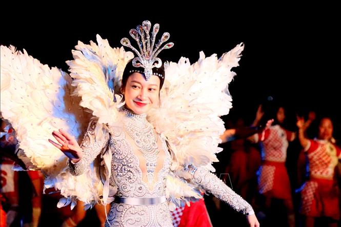 An artist performing at the Ha Long Winter Carnival 2022. VNA Photo: Thanh Vân