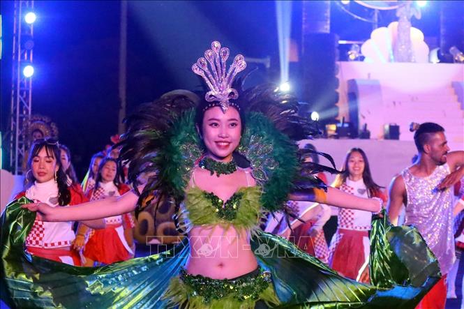 An artist performing at the Ha Long Winter Carnival 2022. VNA Photo: Thanh Vân