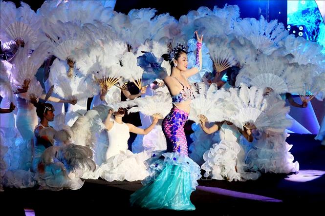 A special performance at the Ha Long Winter Carnival 2022. VNA Photo: Thanh Vân