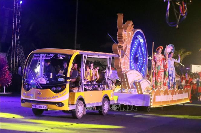During the carnival, art performances and parades were combined with a music festival called Ha Long Carnaval EDM Party. VNA Photo: Thanh Vân