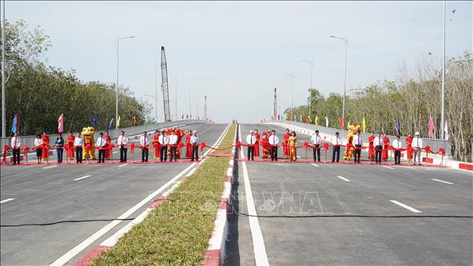 Nghi thức cắt băng khánh thành. Ảnh: Thanh Tân - Huyền Trang - TTXVN