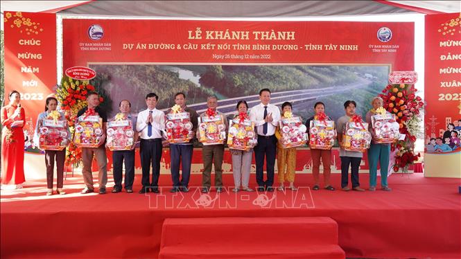 Lãnh đạo tỉnh Tây Ninh và Bình Dương tặng quà cho người nghèo tại địa phương. Ảnh: Thanh Tân - Huyền Trang - TTXVN