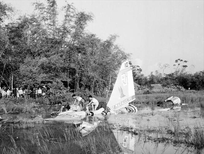 Xác máy bay Mỹ bị quân và dân Hà Nội bắn rơi, tháng 12/1972. Ảnh: TTXVN