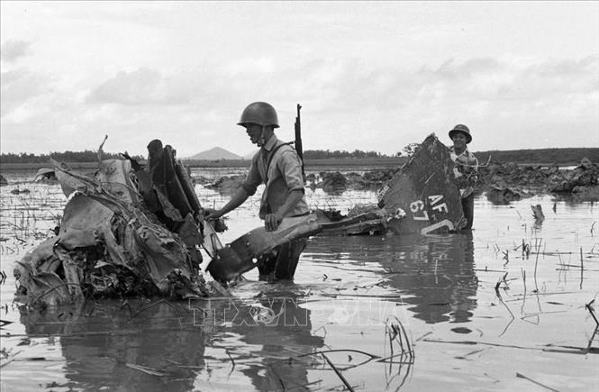 Xác máy bay Mỹ bị bắn rơi ở ngoại thành Hà Nội, tháng 12/1972. Ảnh: TTXVN