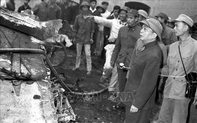 Ngày 30/12/1972, Đại tướng Võ Nguyên Giáp thị sát xác chiếc máy bay B-52 Mỹ bị quân và dân ta bắn rơi tại làng Ngọc Hà (Hà Nội) trong chuyến thăm Tiểu đoàn 79 tên lửa, đơn vị có nhiều thành tích cùng quân và dân Thủ đô đập tan cuộc tập kích chiến lược bằng không quân của Mỹ cuối tháng 12/1972. Ảnh: TTXVN