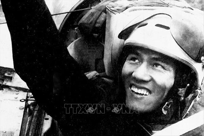 Thượng úy Phạm Tuân, Trung đoàn 921 Sao Đỏ, Sư đoàn Không quân 371 là người đầu tiên lái máy bay MiG-21 bắn tan xác B-52 Mỹ, đêm 27/12/1972. Ảnh: Tư liệu/TTXVN phát