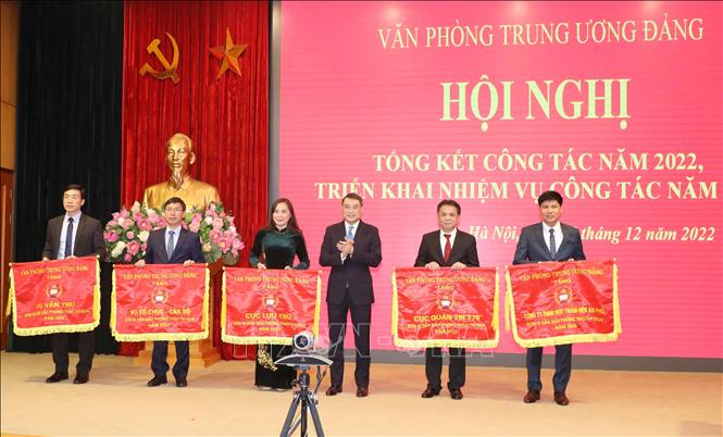 Đồng chí Lê Minh Hưng, Bí thư Trung ương Đảng, Chánh Văn phòng Trung ương trao Cờ thi đua cho các tập thể có thành tích xuất sắc. Ảnh: Phương Hoa - TTXVN 