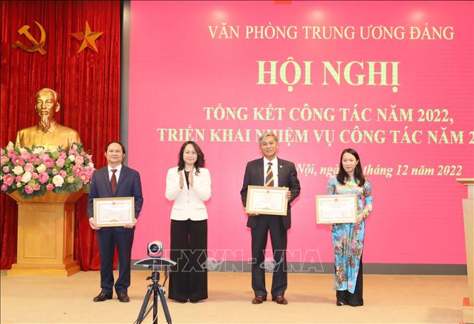 Đồng chí Lâm Thị Phương Thanh, Uỷ viên Trung ương Đảng, Phó Chánh Văn phòng Trung ương trao Bằng khen cho các tập thể có thành tích xuất sắc. Ảnh: Phương Hoa - TTXVN 