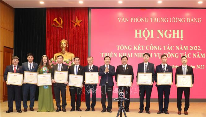 Đồng chí Bùi Văn Thạch, Phó Chánh Văn phòng Trung ương trao danh hiệu 