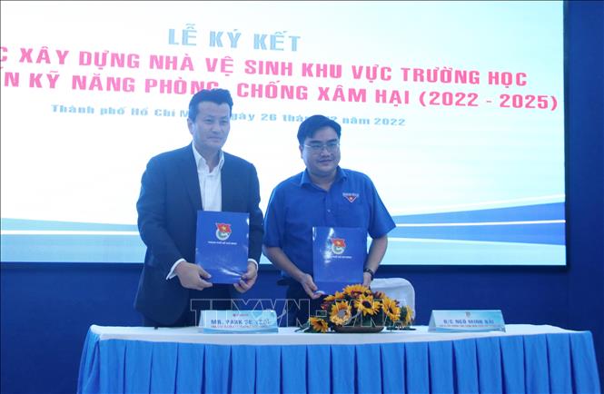 Ông Park Se Yeol - Tổng Giám đốc Công ty TNHH Thực phẩm Orion Vina và ông Ngô Minh Hải - Phó Bí thư thường trực Thành đoàn Thành phố Hồ Chí Minh thực hiện ký kết. Ảnh: Thu Hương - TTXVN