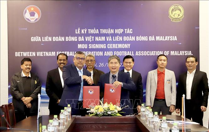 Đại diện VFF và FAM ký kết biên bản hợp tác. Ảnh: TTXVN phát