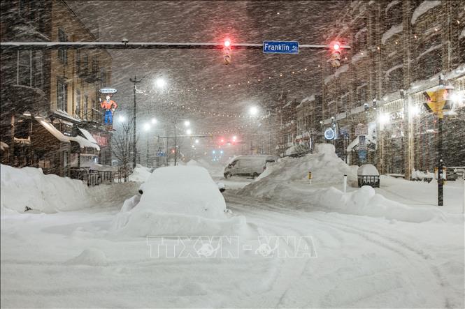 Trong ảnh: Tuyết phủ trắng xoá thành phố Buffalo, bang New York (Mỹ) ngày 26/12/2022. Ảnh: AFP/TTXVN