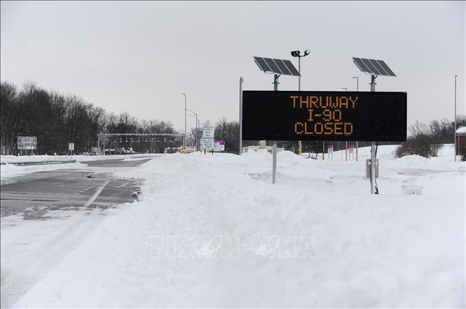 Trong ảnh: Tuyết rơi dày đặc cản trở giao thông ở Hamburg, bang New York (Mỹ) ngày 26/12/2022. Ảnh: AFP/TTXVN