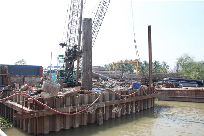 Trong ảnh: Thi công cầu Rạch Miễu 2 phía tỉnh Bến Tre. Ảnh: Công Trí - TTXVN 

