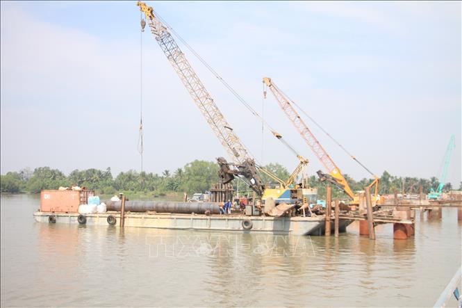 Trong ảnh: Thi công cầu Rạch Miễu 2 phía tỉnh Bến Tre. Ảnh Công Trí-TTXVN 
