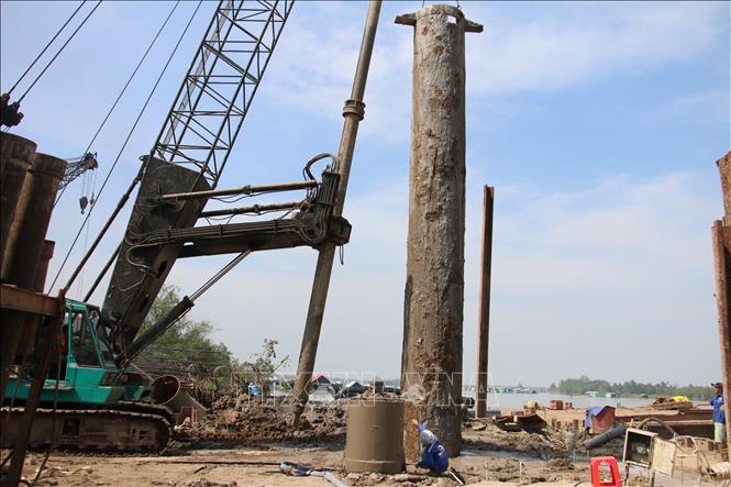 Trong ảnh: Thi công cầu Rạch Miễu 2 phía tỉnh Bến Tre. Ảnh Công Trí-TTXVN 
