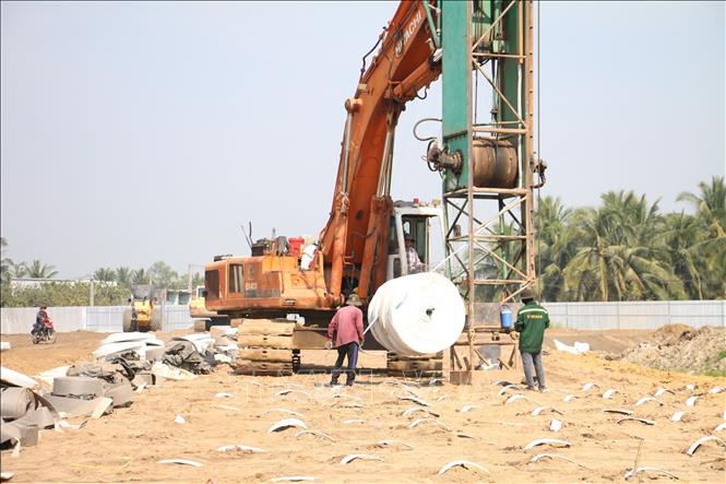 Trong ảnh: Thi công gói thầu XL.05, trải vải địa, đắp cát nền đường Ảnh Công Trí-TTXVN 
